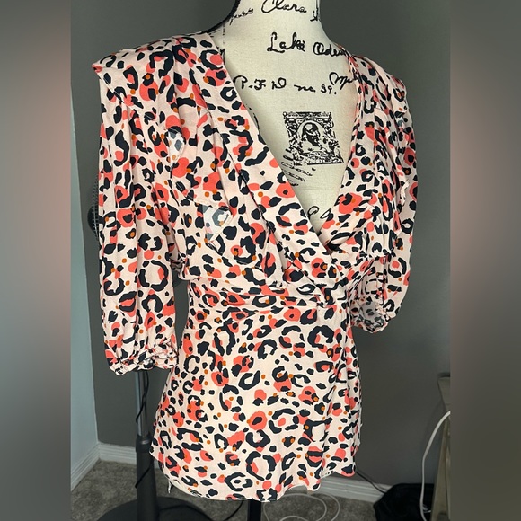 Ted Baker - Beautiful and Feminine Animal Print Blouse with V-neck - Picture 6 of 14